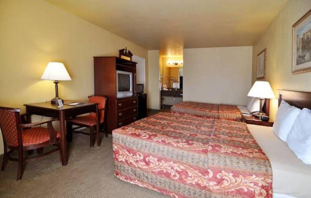 Econo Lodge Inn & Suites Greenbrier エクステリア 写真